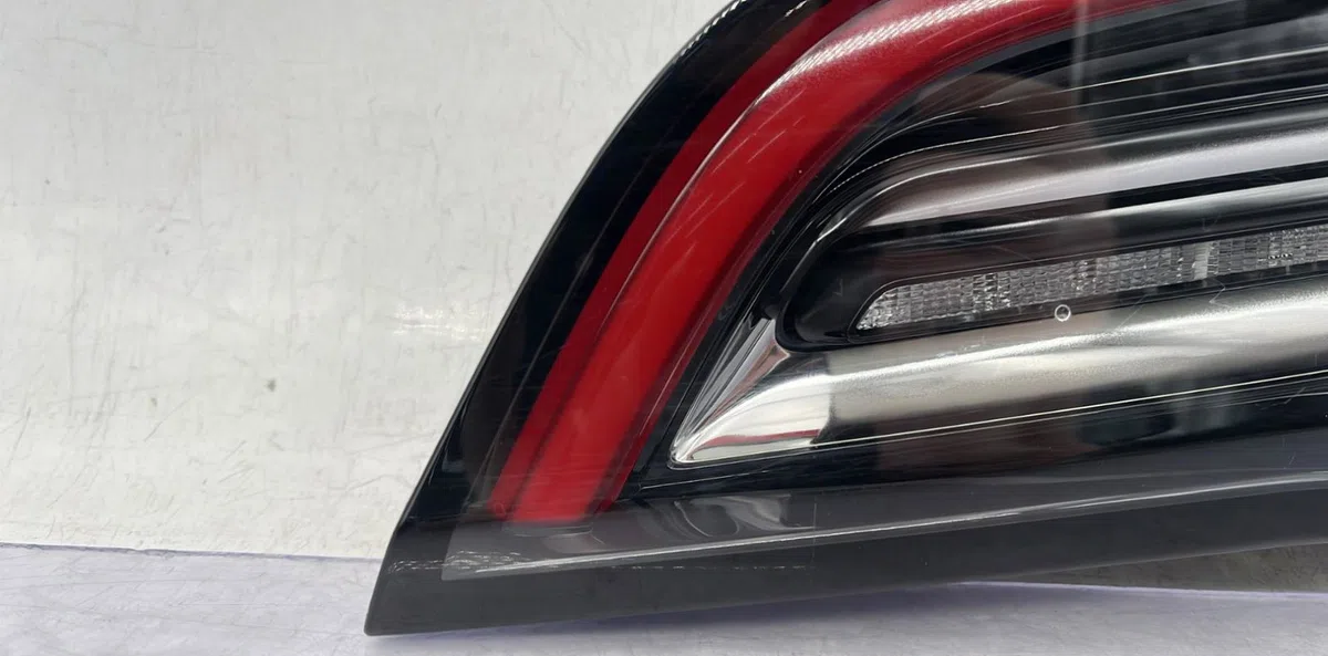 Feu arrière intérieur droit TESLA MODEL 3 5YJ3 occasion