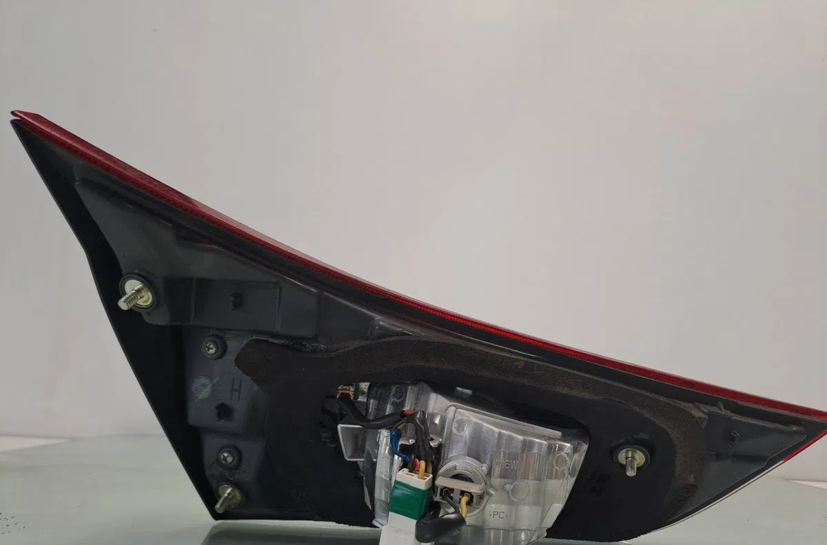 Feu arrière intérieur droit TOYOTA AURIS 2 PHASE 2 occasion