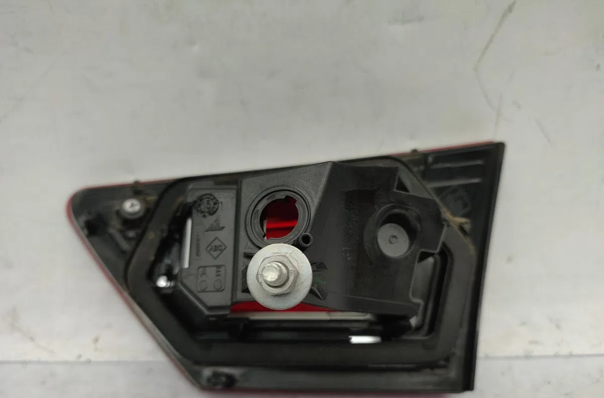 Feu arrière interieur gauche RENAULT CLIO 4 PHASE 1 occasion
