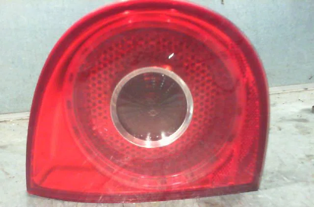 Feu arrière interieur gauche VOLKSWAGEN GOLF V Phase 1 11-2003--10-2008 occasion