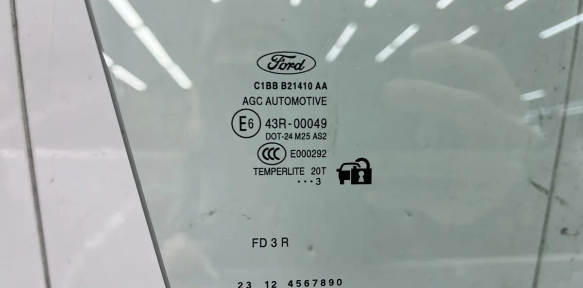 Glace porte av d FORD FIESTA 6 PHASE 2 occasion