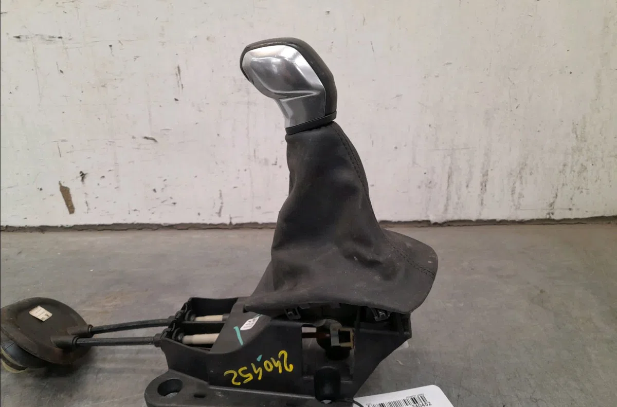 Levier de vitesses Peugeot 208 I (CA_, CC_) 1.2 puretech 82 (2018) occasion