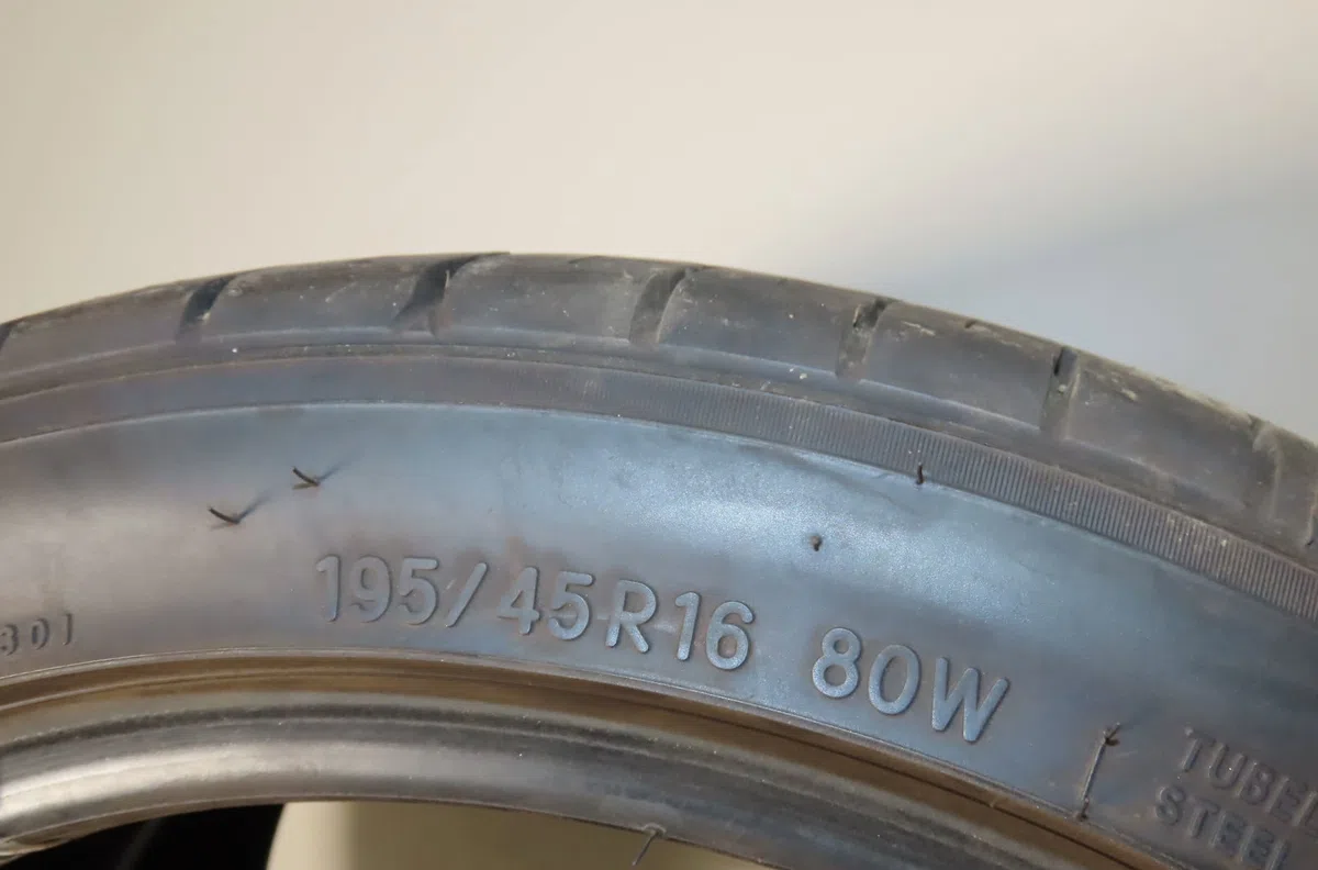 Paire de pneus Mazda 2 (DY) 1.4 cd (2003-2007) occasion