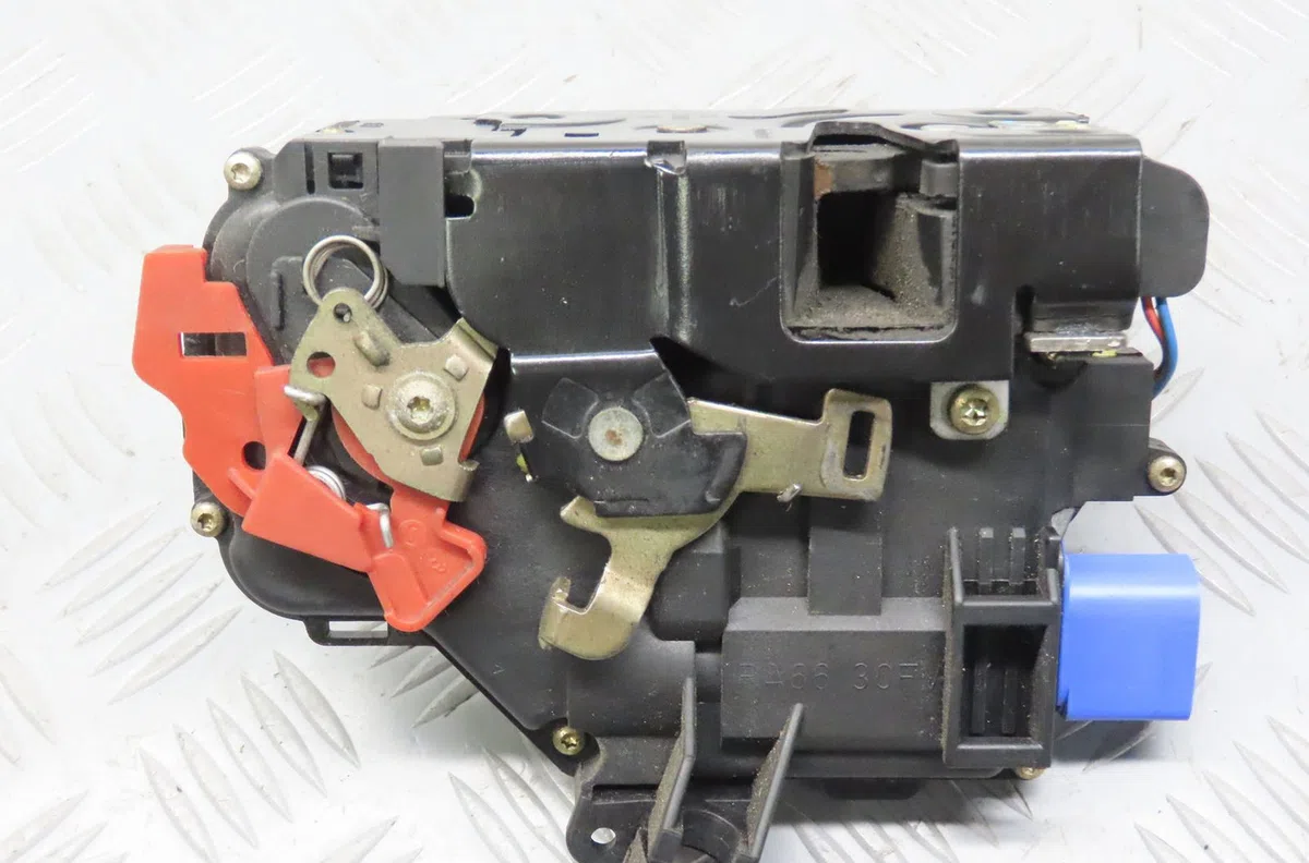 Serrure porte avd Audi A3 (8P1) 2.0 tdi 16v (2003-2012) 3 portes occasion