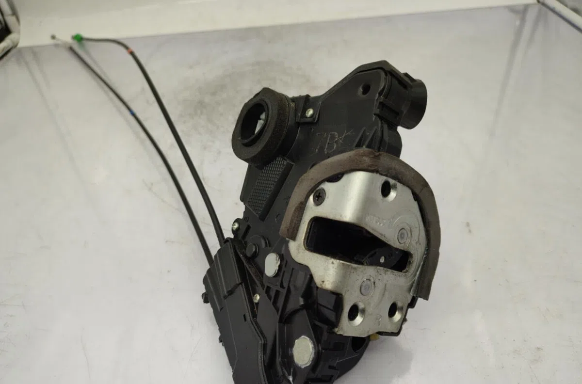 Serrure porte avd TOYOTA YARIS 2 PHASE 1 occasion