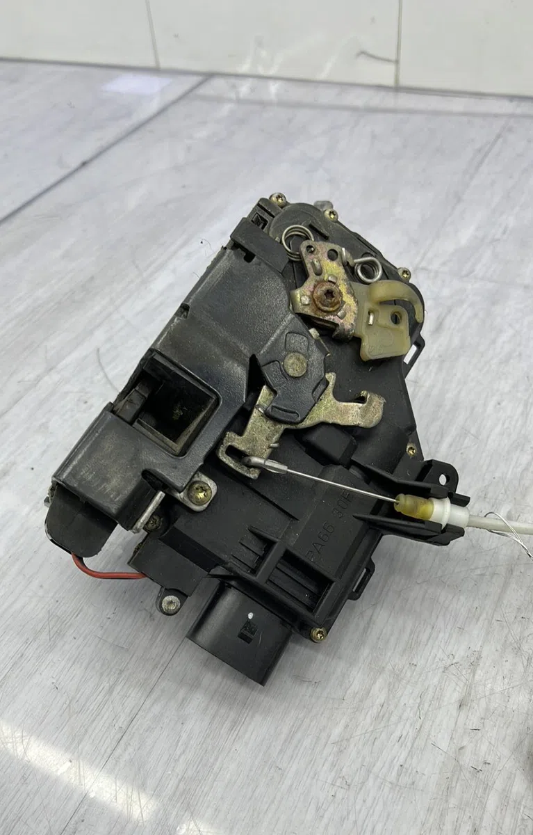 Serrure porte avg AUDI A6 2 PHASE 1 occasion