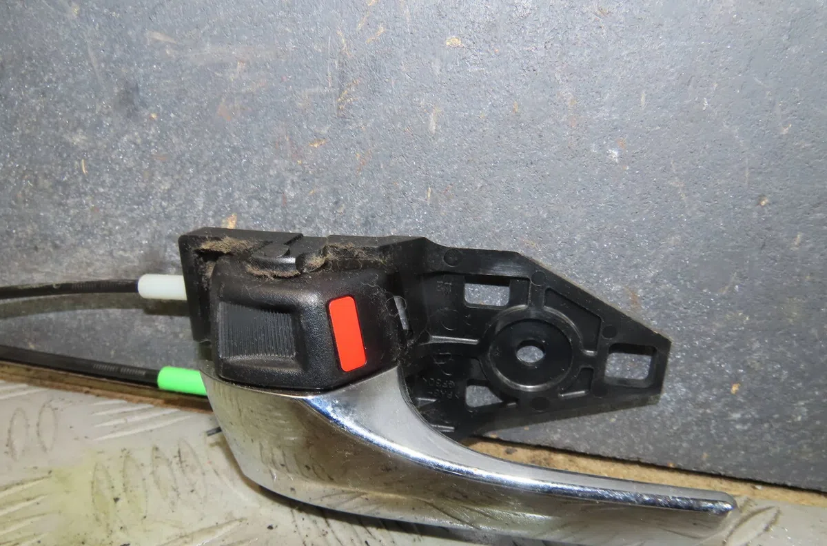 Serrure porte avg TOYOTA RAV4 occasion