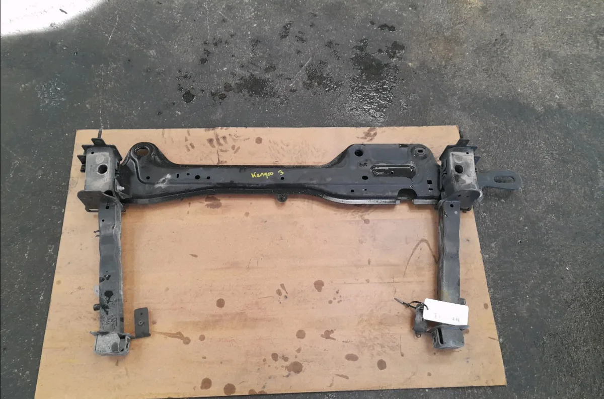 Traverse inférieure armature avant Renault KANGOO III Camionnette-Monospace 1.5 blue dci 95 (fjab) (2021) occasion