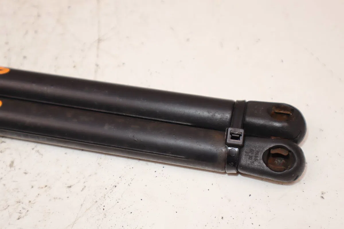Verin droit hayon Audi A4 B5 Avant (8D5) 1.9 tdi (1996-2001) occasion